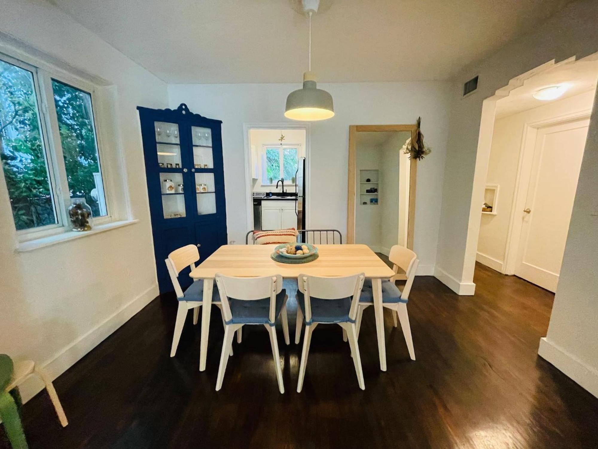 3 Bedroom With Backyard Oasis Apartment