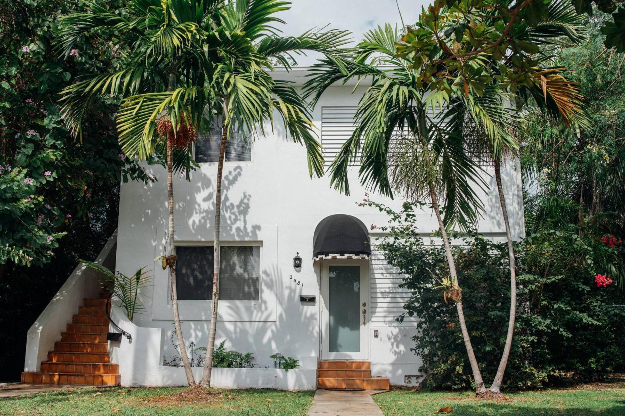 Apartment 3 Bedroom With Backyard Oasis