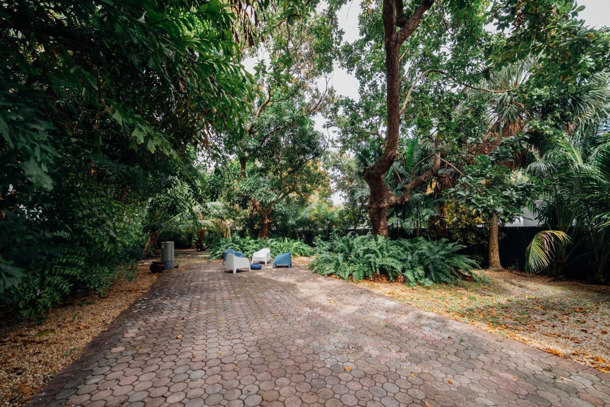 3 Bedroom With Backyard Oasis Miami