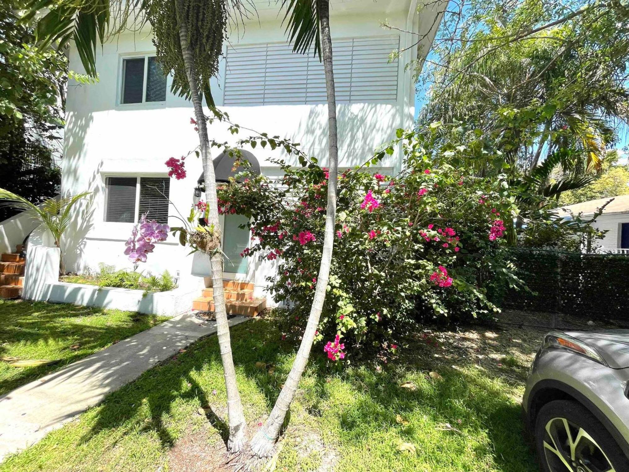 3 Bedroom With Backyard Oasis Apartment