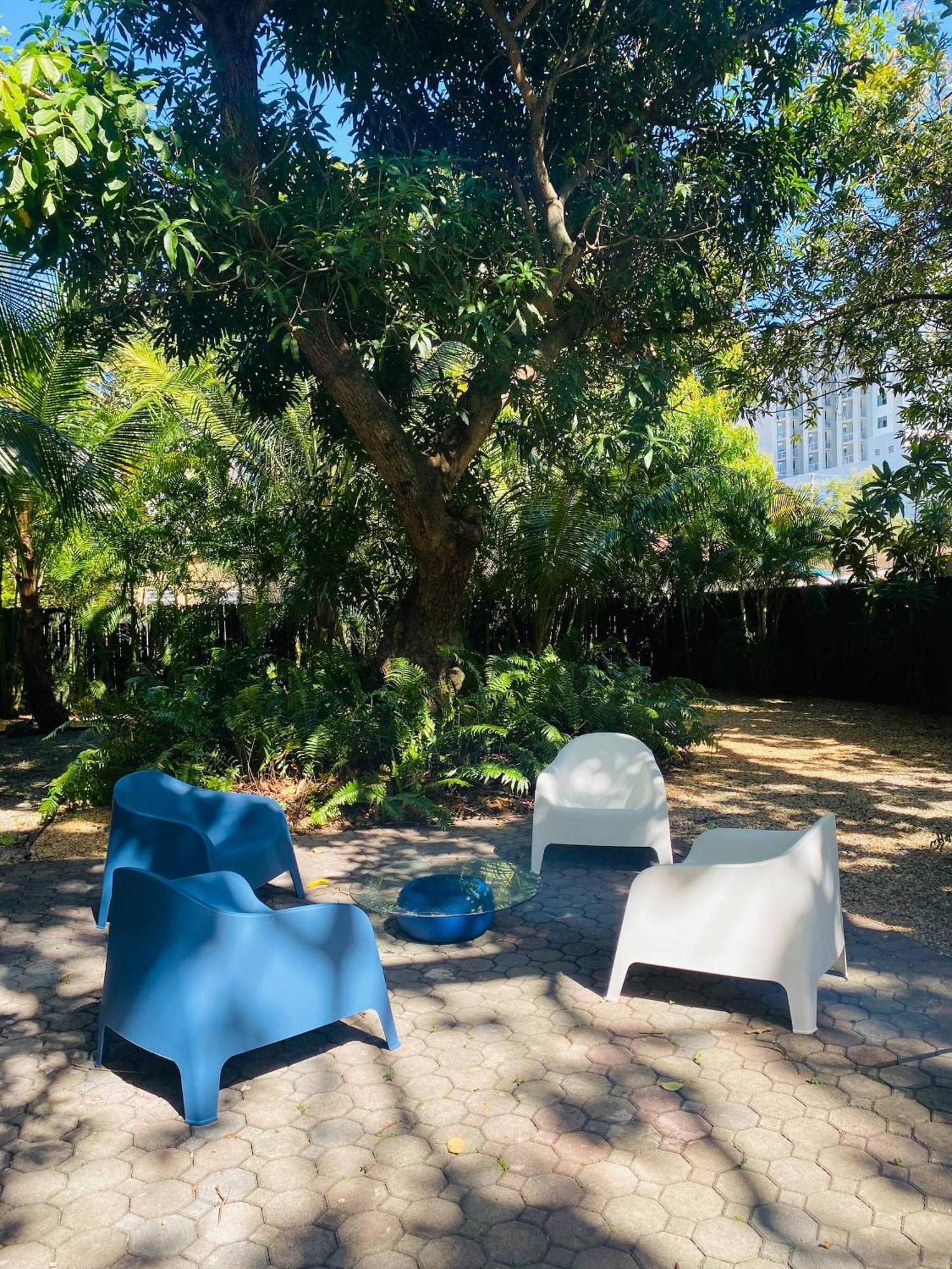 Apartment 3 Bedroom With Backyard Oasis *