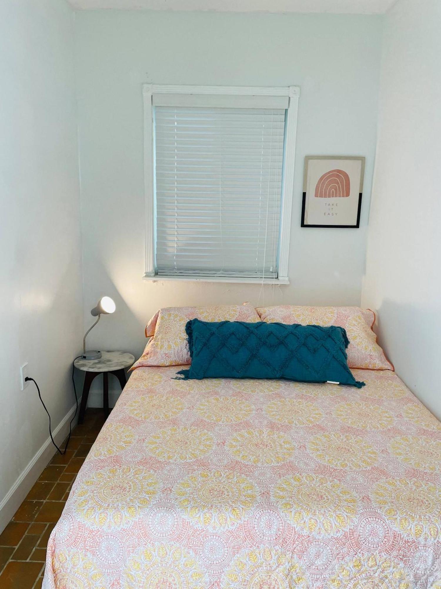 3 Bedroom With Backyard Oasis Apartment *