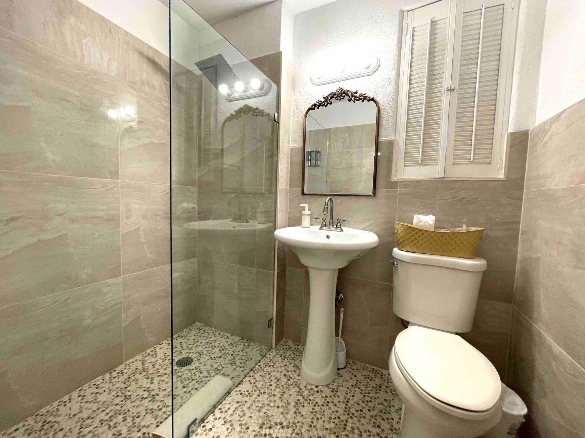 3 Bedroom With Backyard Oasis Miami
