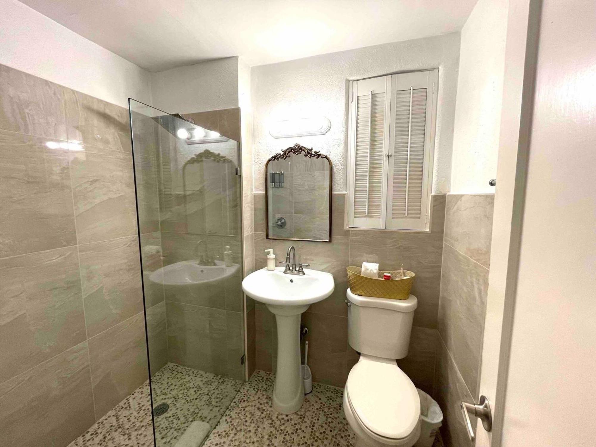 3 Bedroom With Backyard Oasis Miami