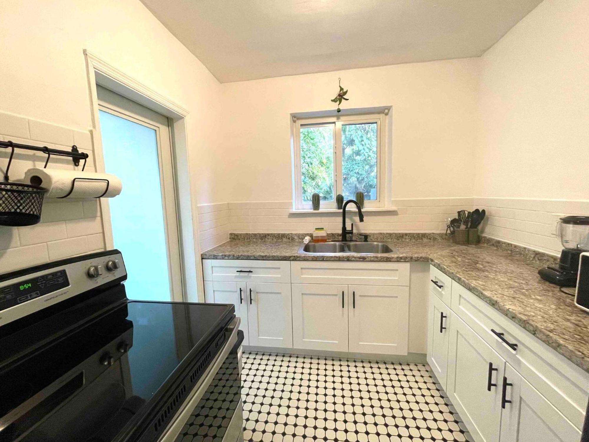 3 Bedroom With Backyard Oasis *