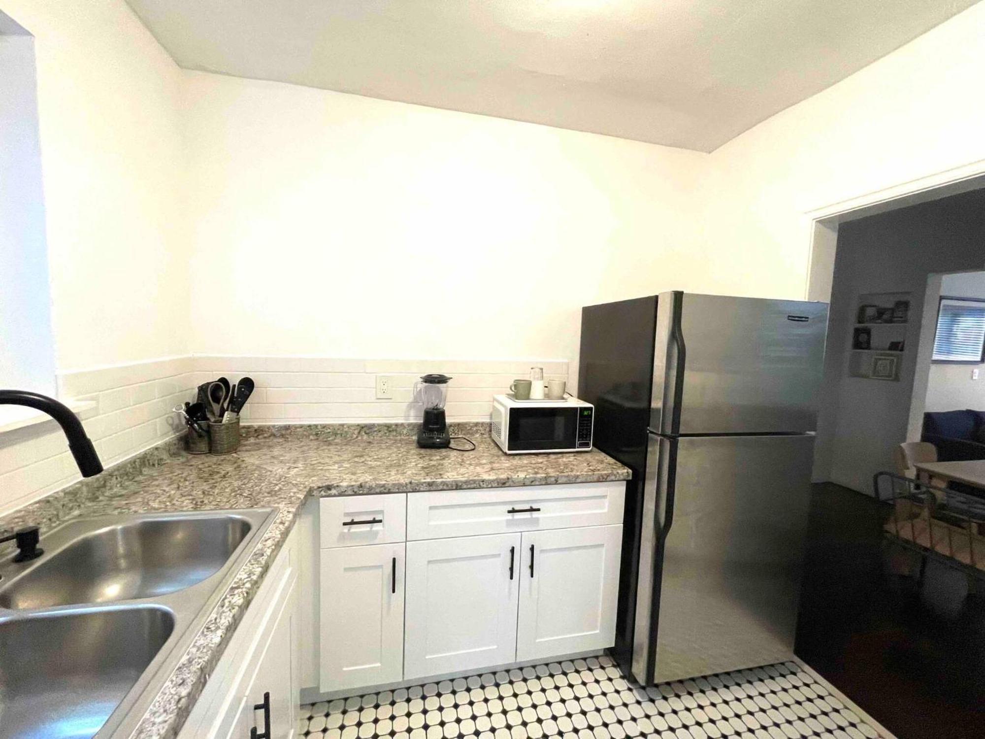3 Bedroom With Backyard Oasis Apartment