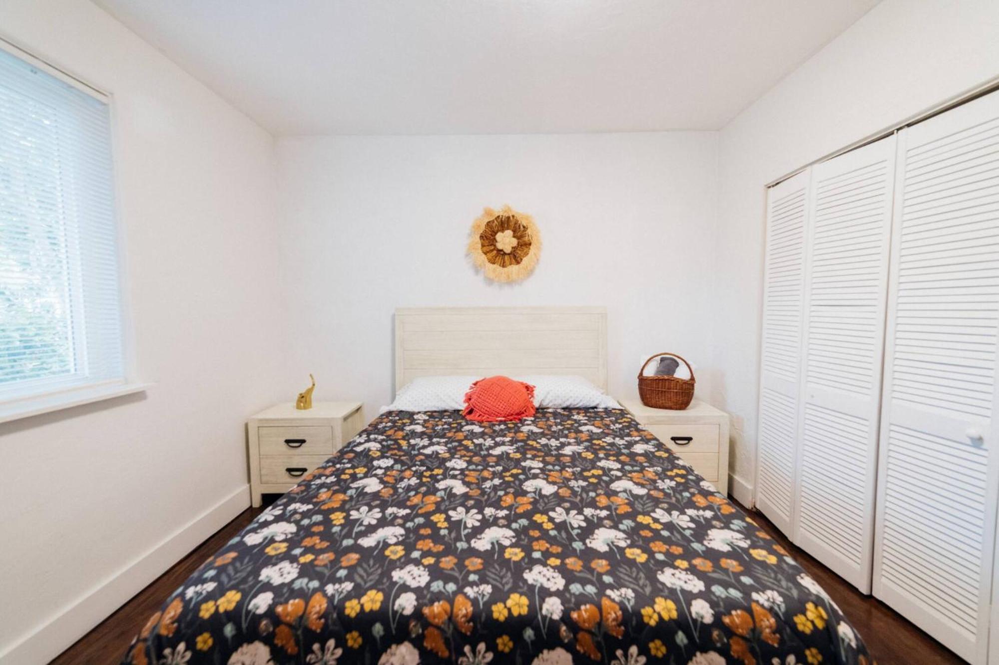3 Bedroom With Backyard Oasis Apartment *