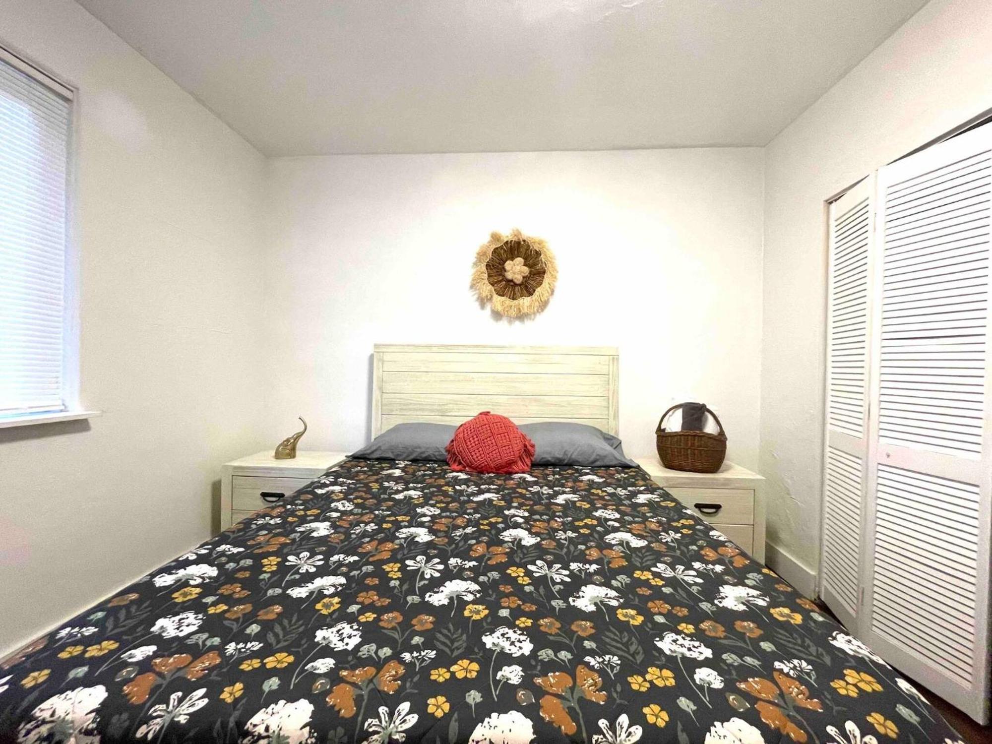 3 Bedroom With Backyard Oasis Apartment *