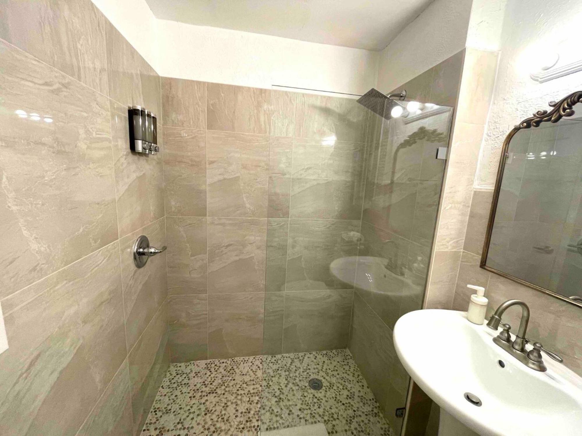 3 Bedroom With Backyard Oasis * Miami