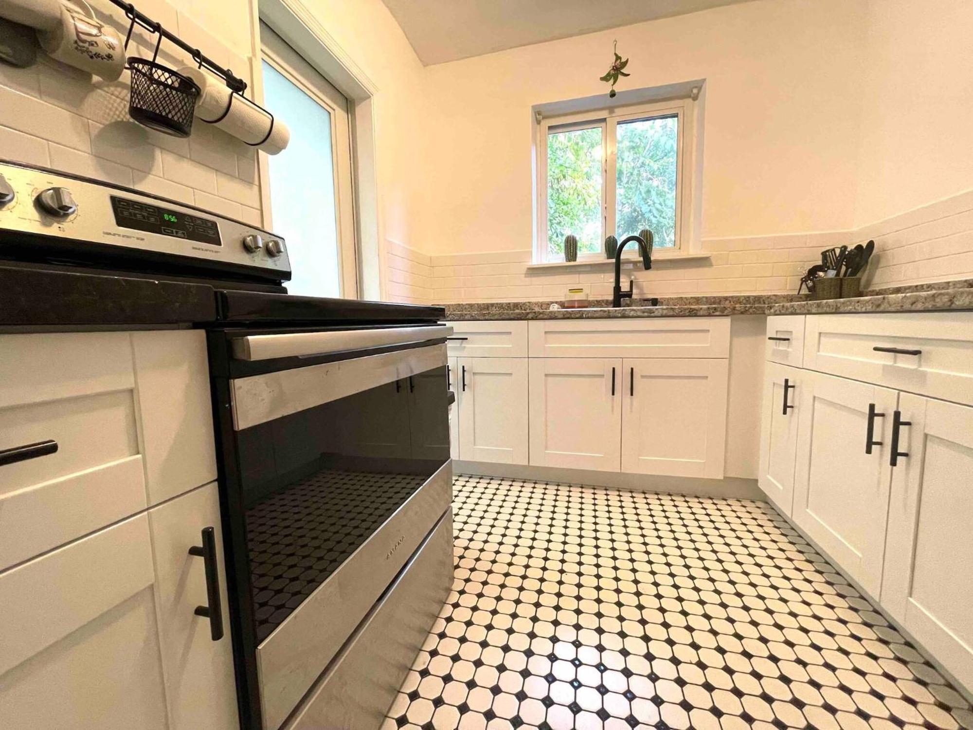 3 Bedroom With Backyard Oasis * Miami