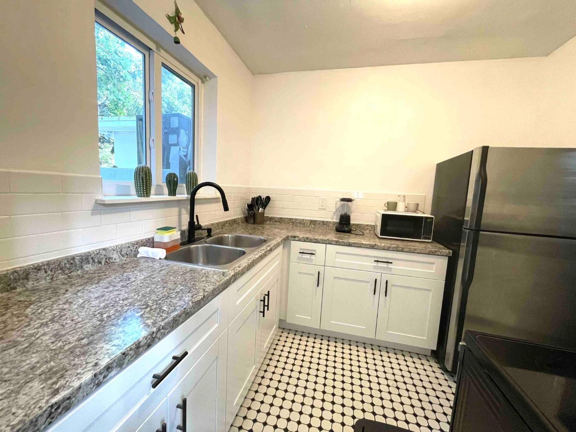 3 Bedroom With Backyard Oasis Miami