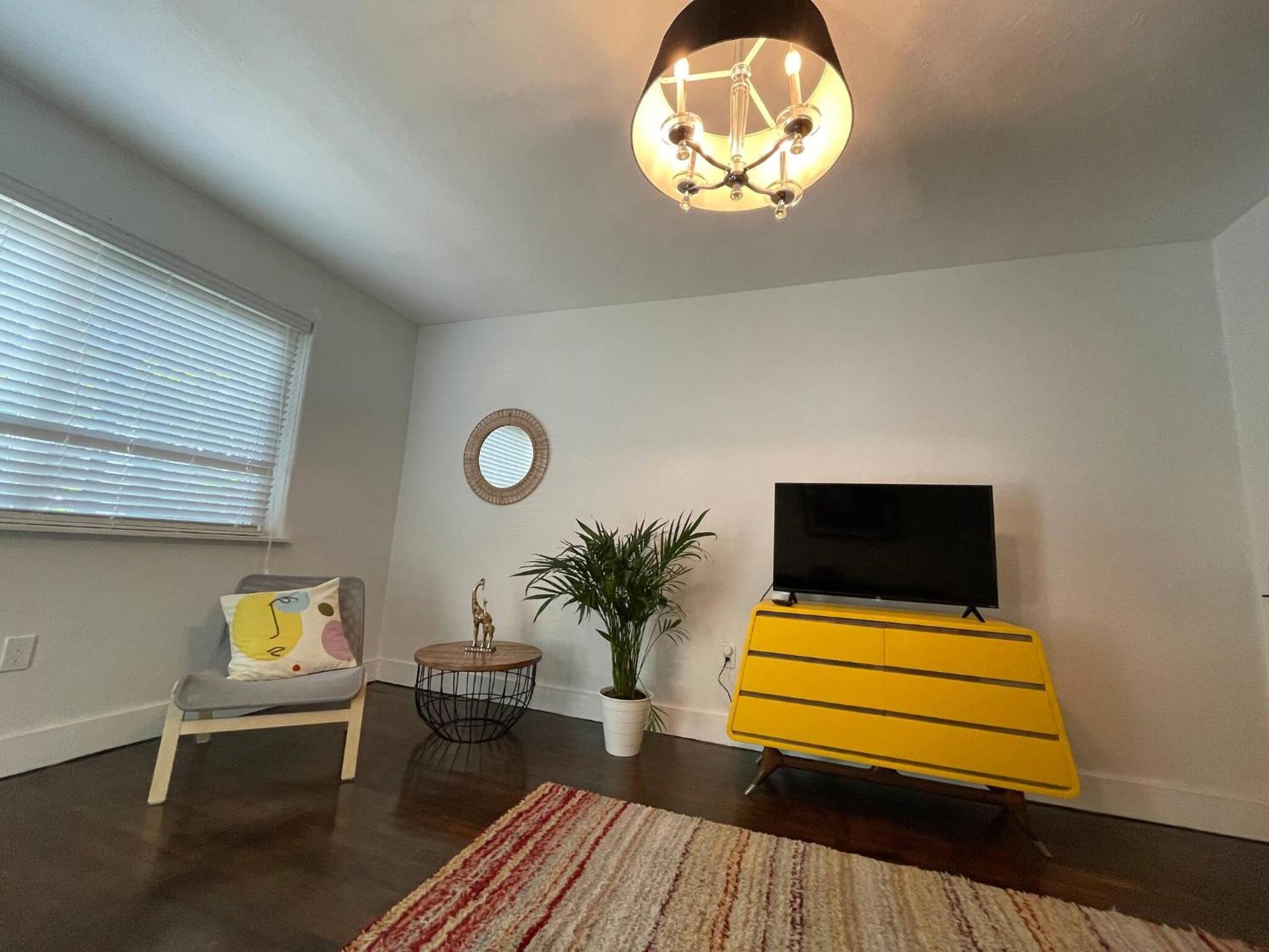 3 Bedroom With Backyard Oasis Apartment *