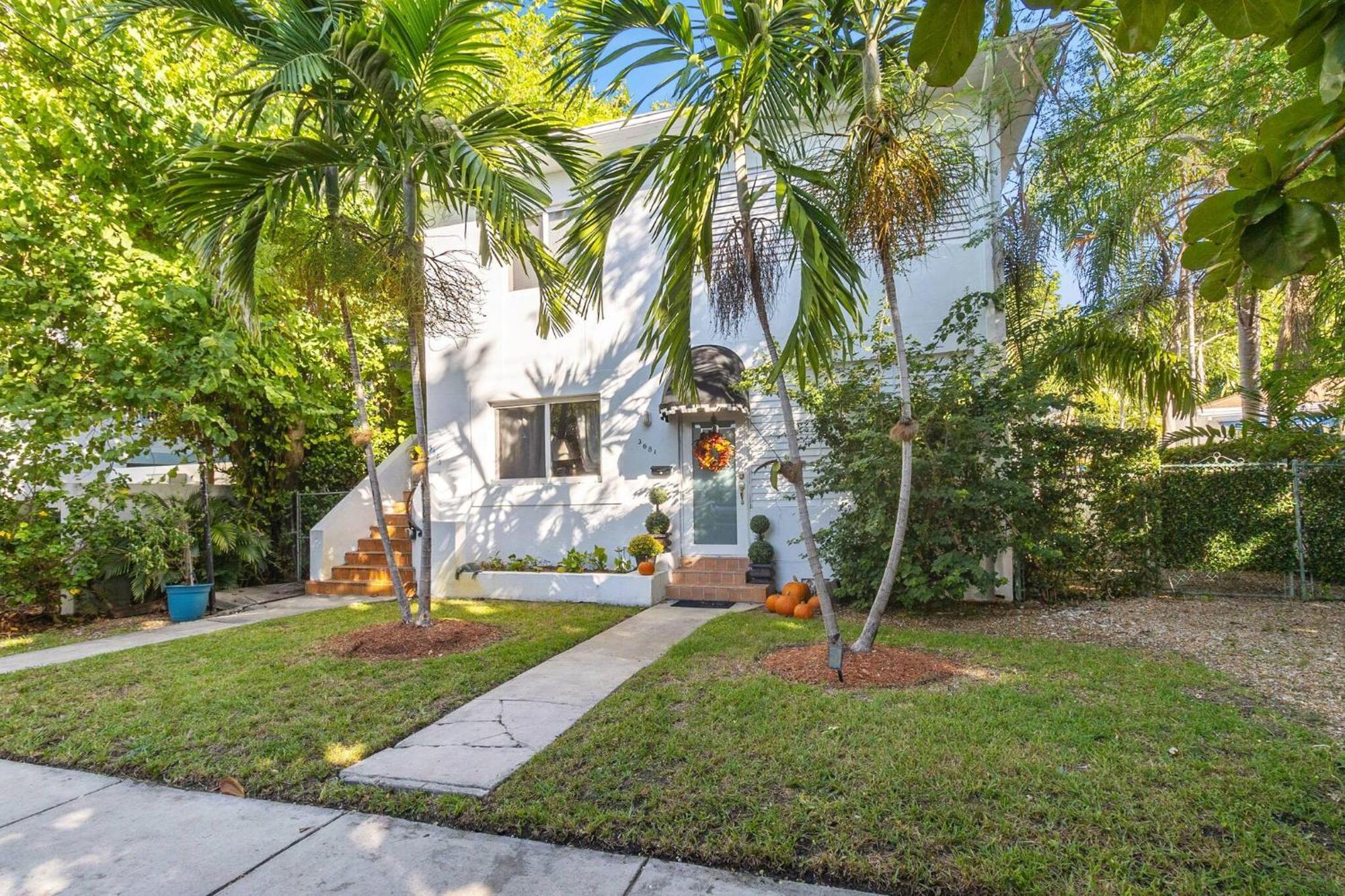Apartment 3 Bedroom With Backyard Oasis